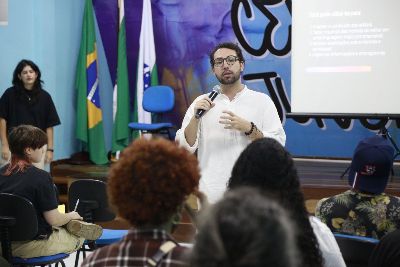 Bruno Lous fala ao microfone durante uma formação